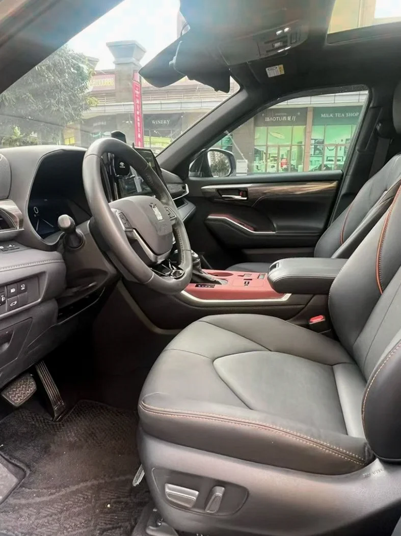 丰田皇冠 后面外观二