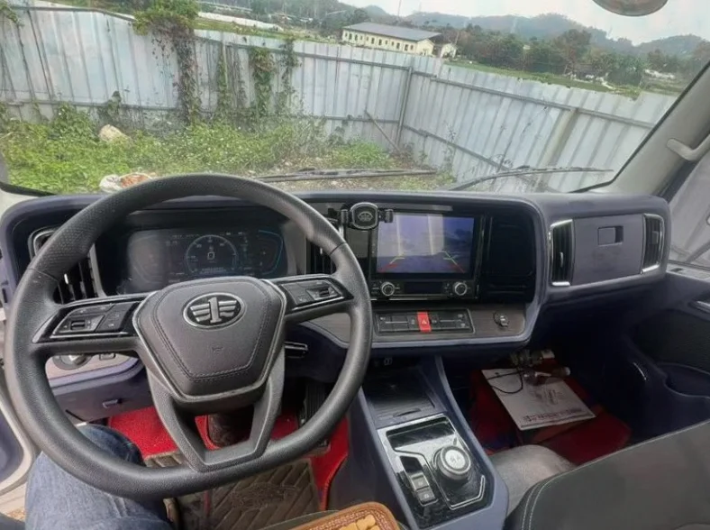 解放箱货J6 后面外观一