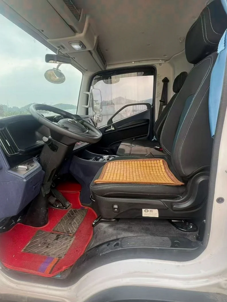 解放箱货J6 后面外观三