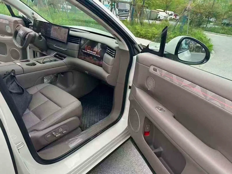 智己LS6 内饰前排