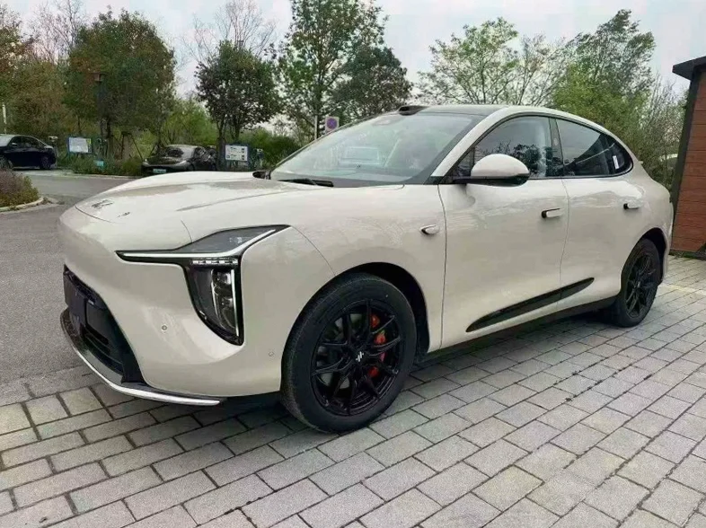 智己LS6 正面外观三