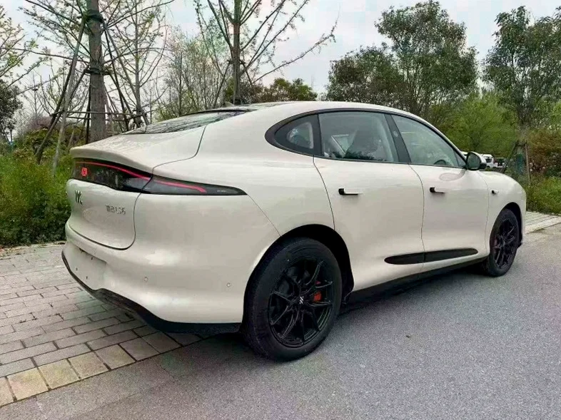 智己LS6 正面外观二