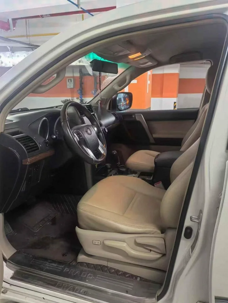 丰田普拉多 后面外观一