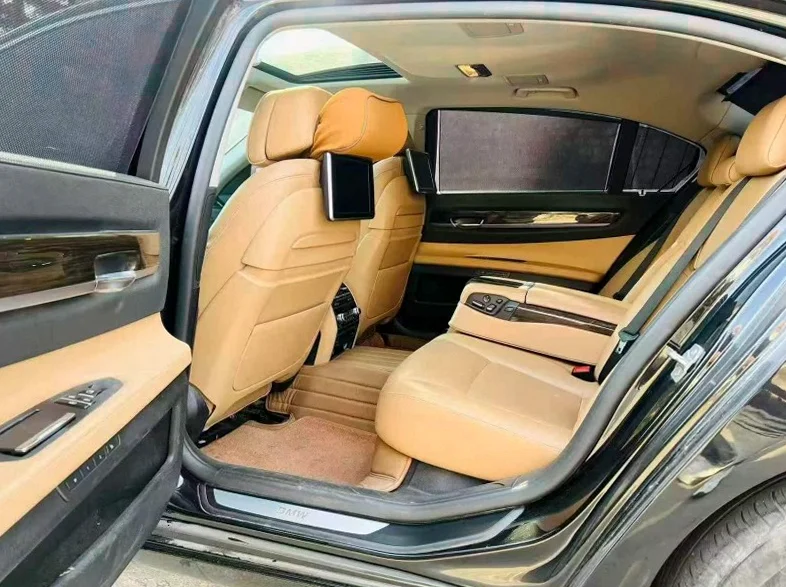 宝马7系 后面外观一