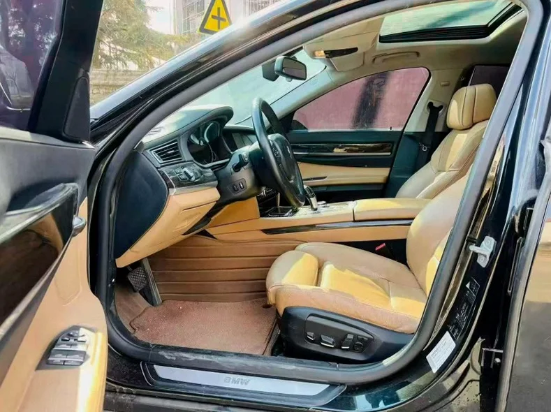 宝马7系 后面外观三