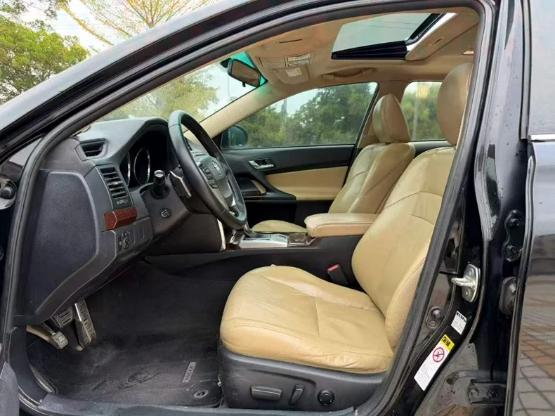 丰田锐志 后面外观一