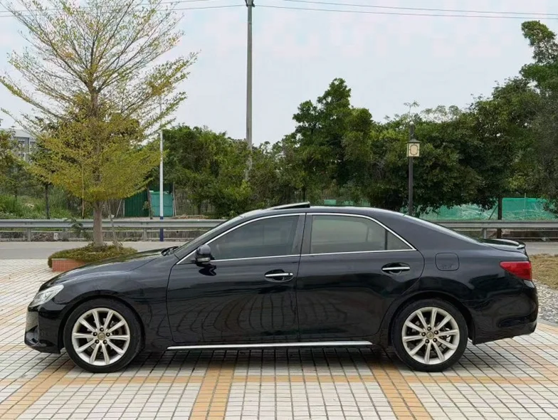 丰田锐志 正面外观三