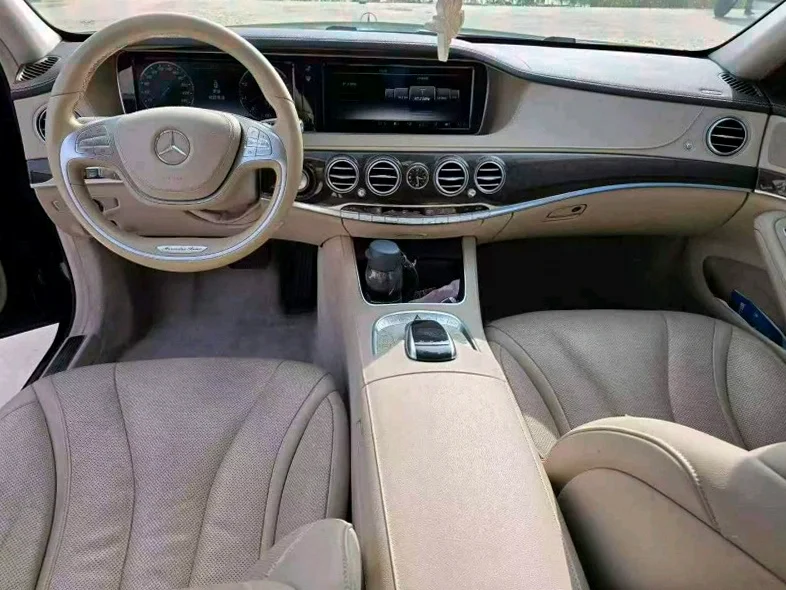 奔驰S 后面外观一