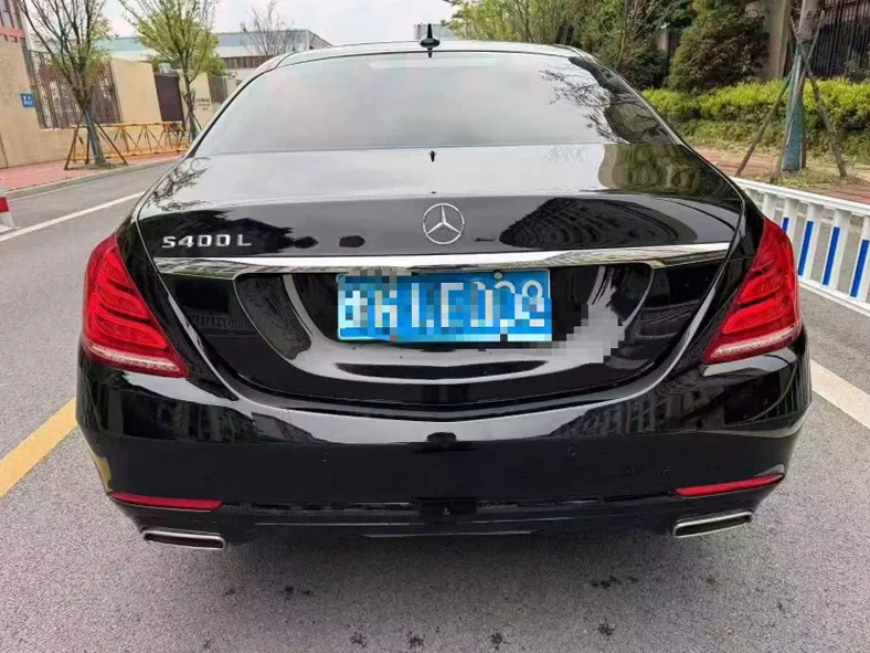 奔驰S 后面外观一