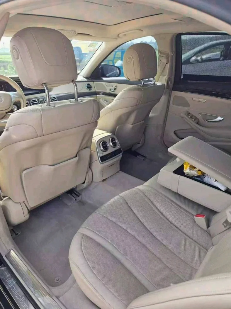 奔驰S 后面外观二