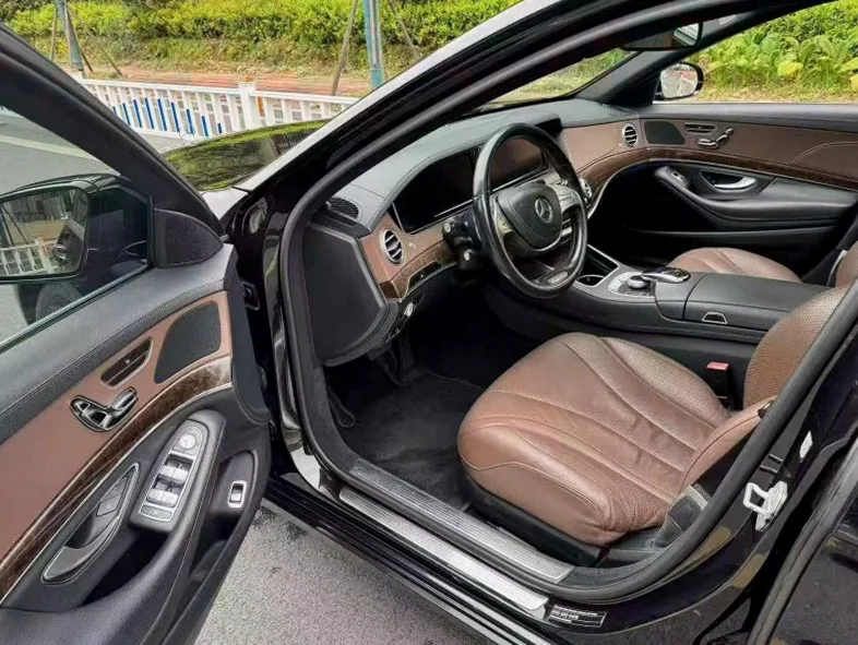 奔驰S 内饰后排