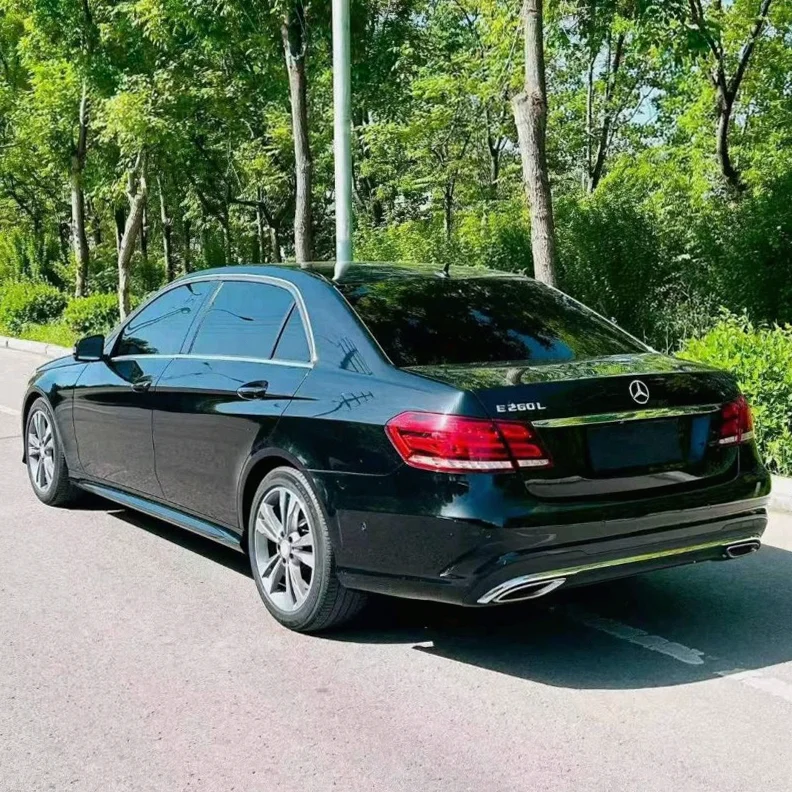 奔驰E 内饰后排