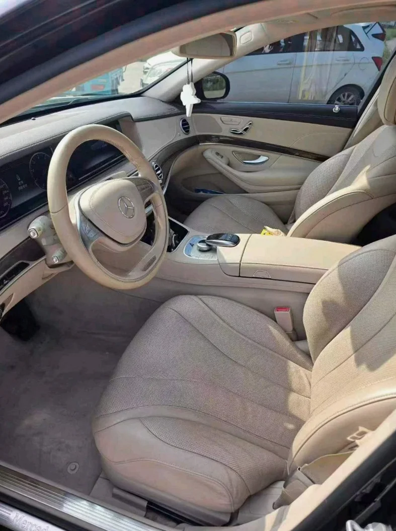 奔驰S 内饰前排