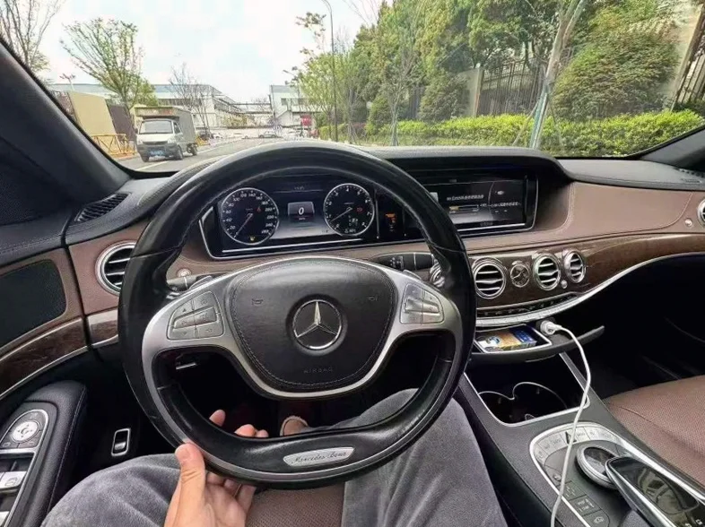 奔驰S 后面外观三