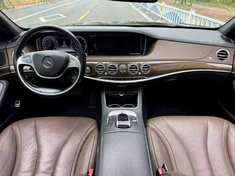 奔驰S 后面外观二