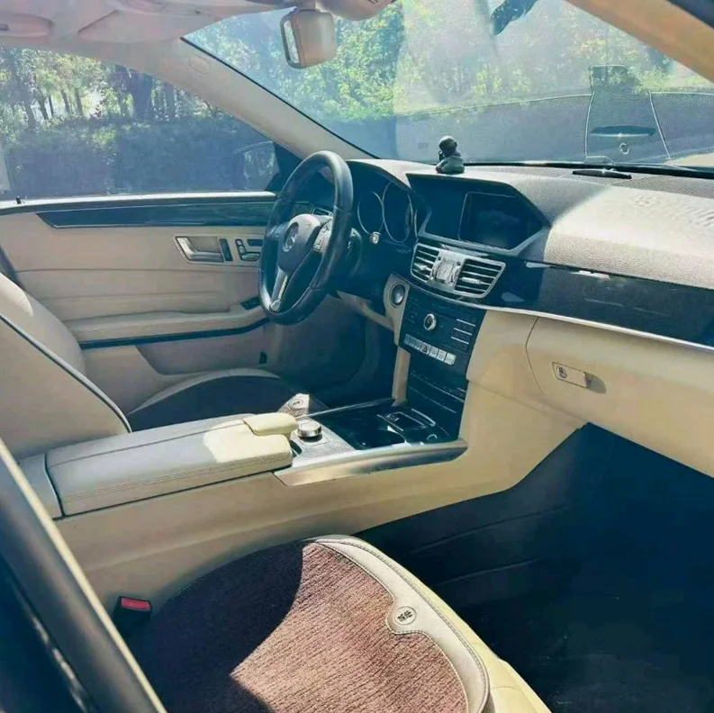 奔驰E 驾驶室