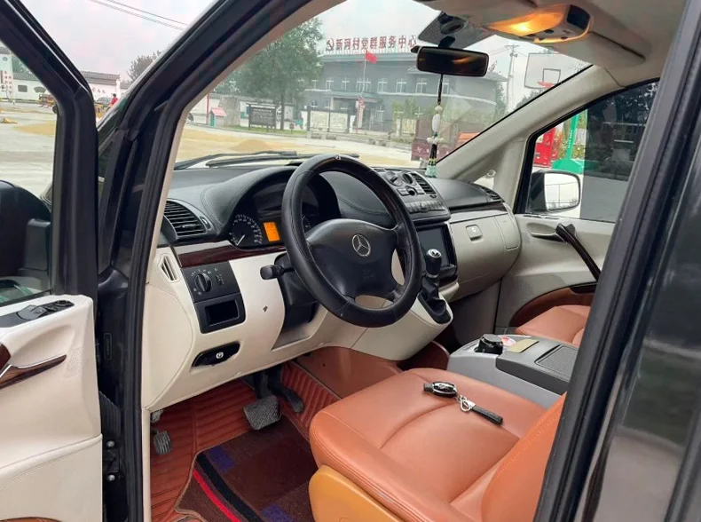 奔驰威霆 后面外观一