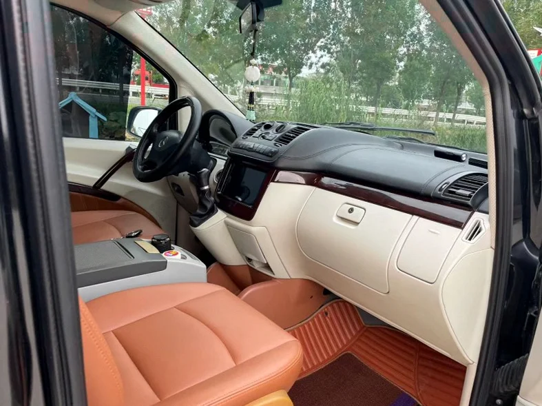 奔驰威霆 后面外观三