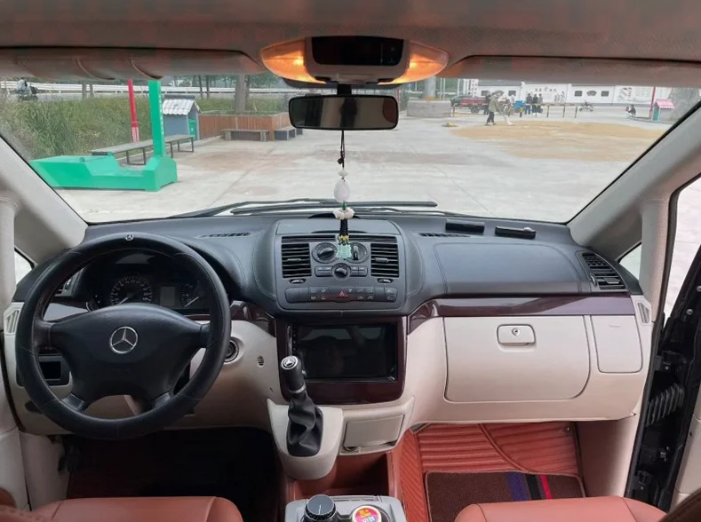 奔驰威霆 后面外观二