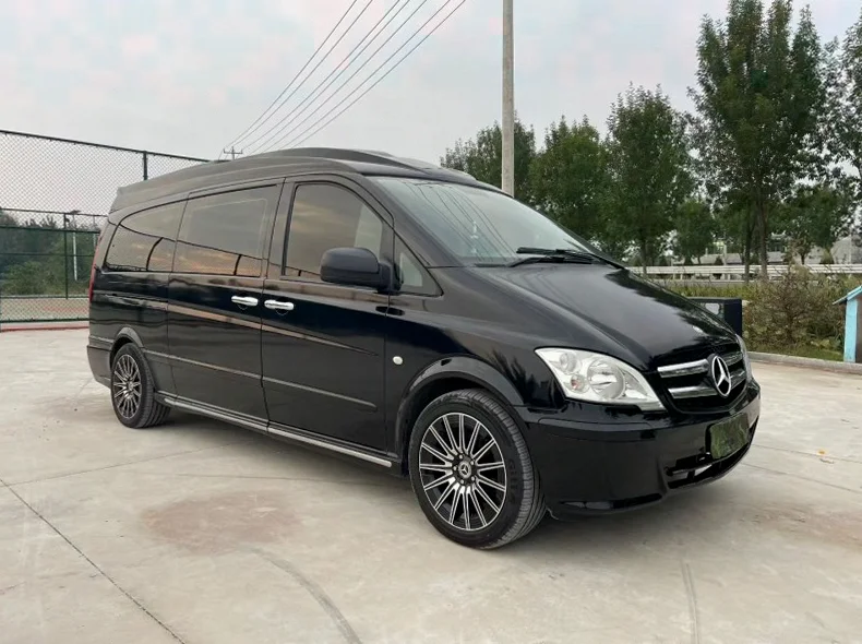 奔驰威霆 正面外观二