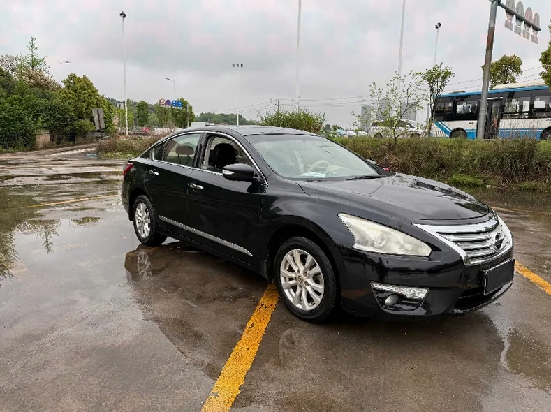 日产天籁 正面外观二