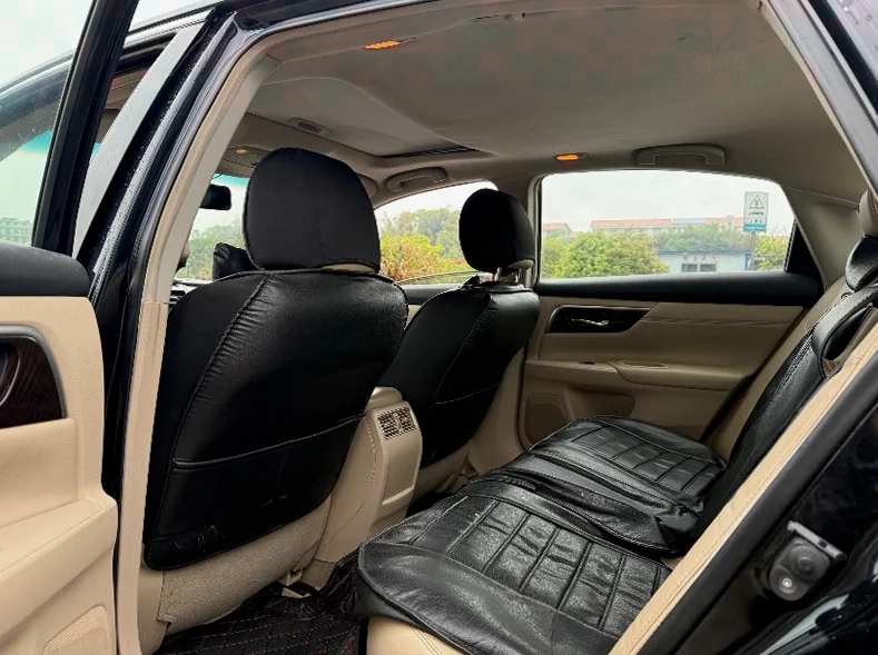 日产天籁 后面外观一