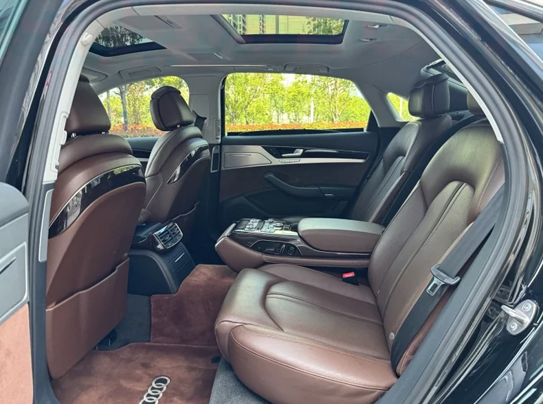 奥迪A8L 内饰前排