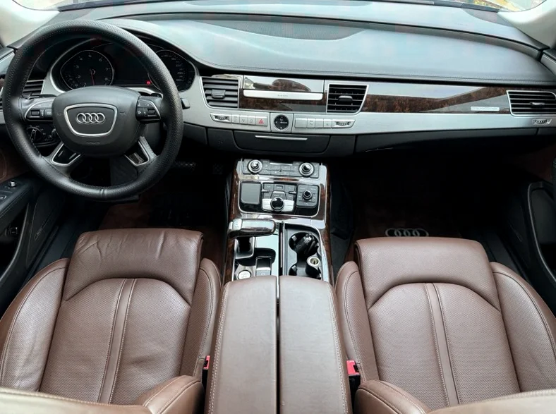 奥迪A8L 内饰后排