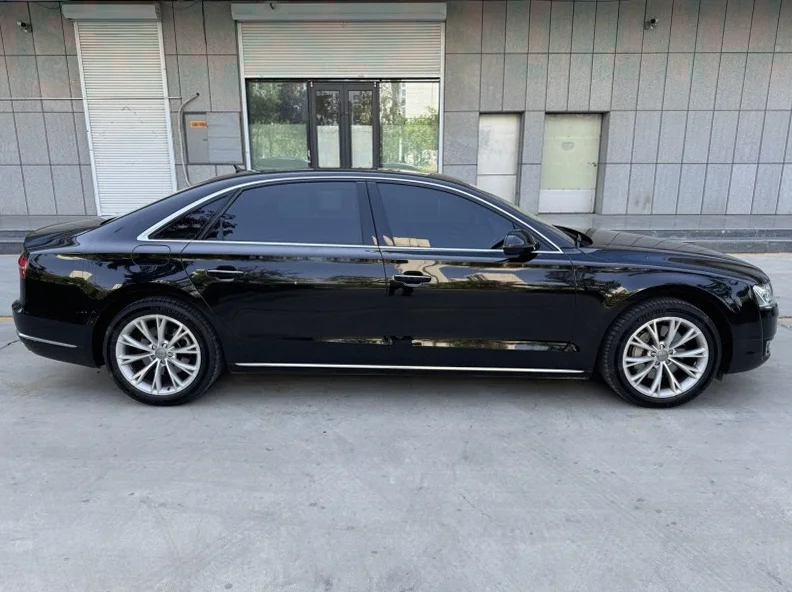 奥迪A8L 后面外观一