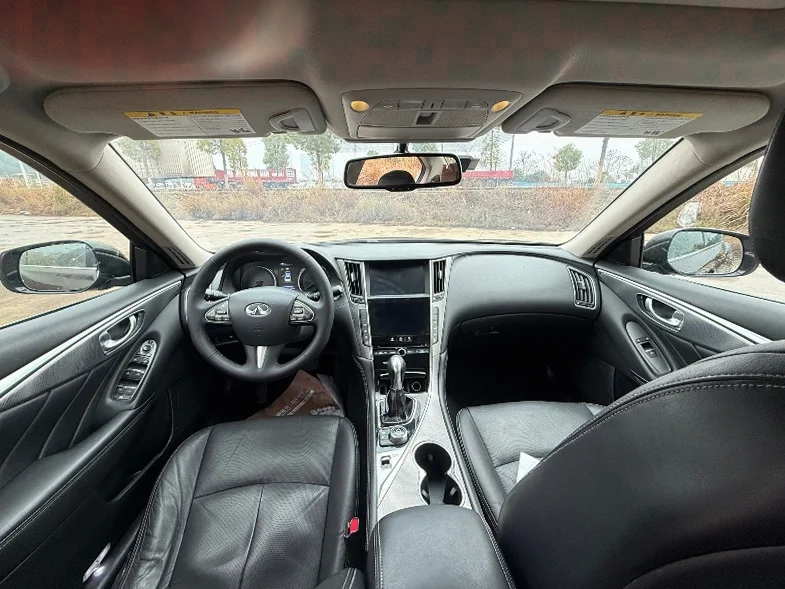 英菲尼迪Q50L 后面外观一