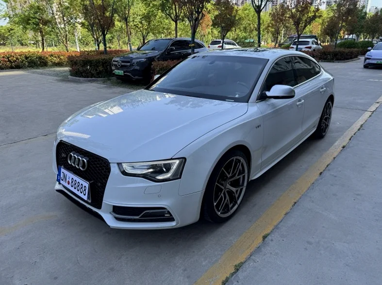 奥迪S5 正面外观三