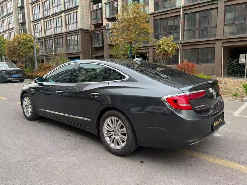 别克君越 内饰后排