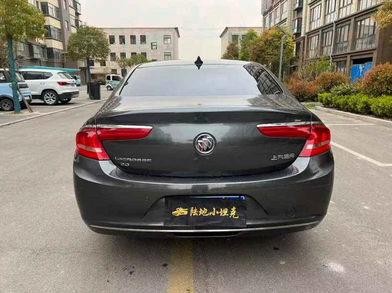 别克君越 驾驶室