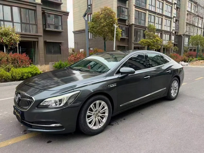 别克君越 正面外观二