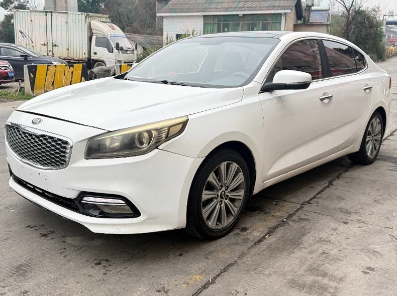 起亚K4 正面外观二