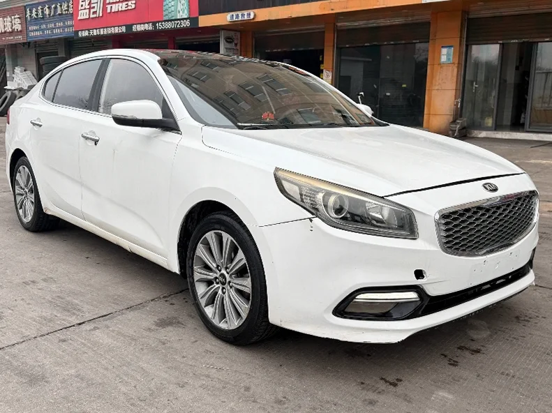 起亚K4 正面外观三