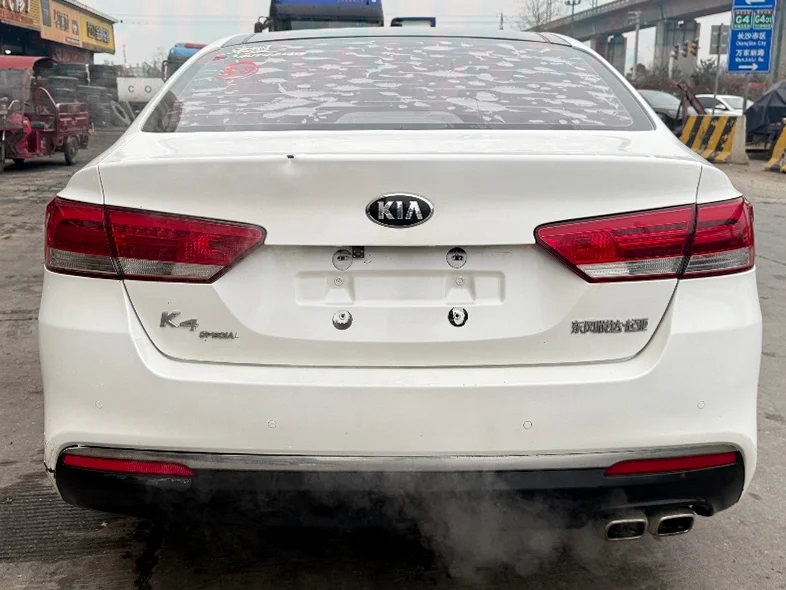 起亚K4 内饰后排