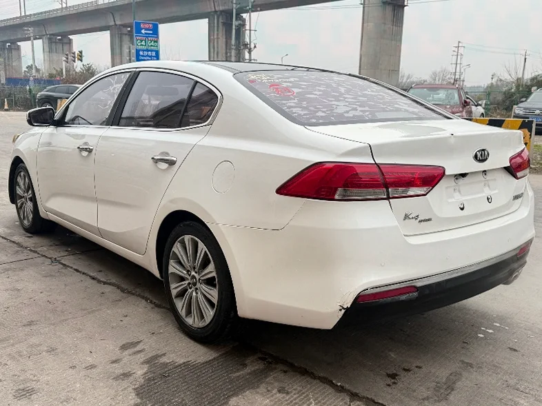 起亚K4 内饰前排