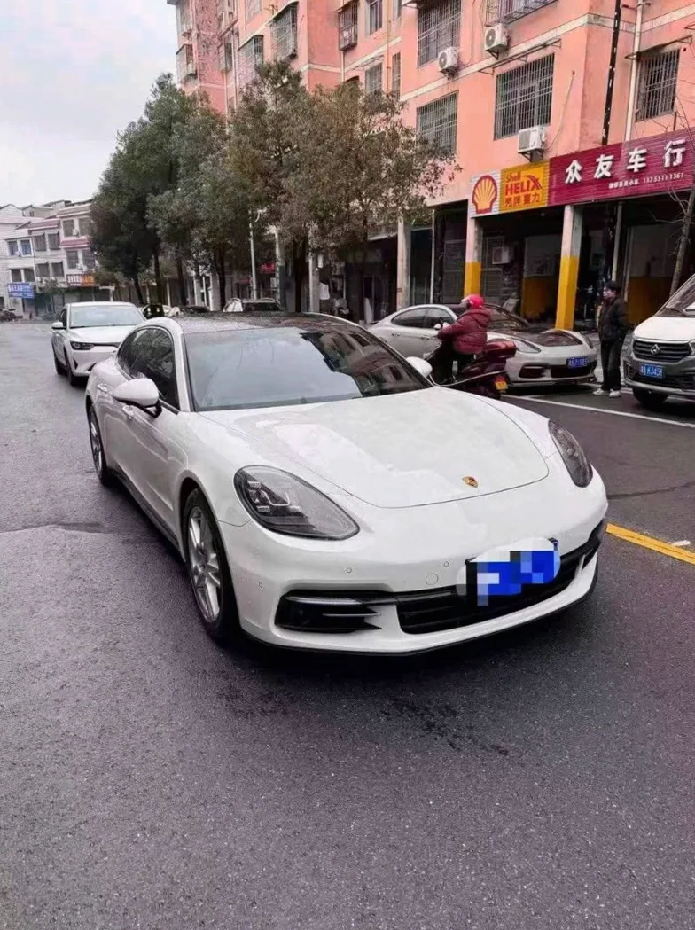 保时捷帕拉梅拉 正面外观三