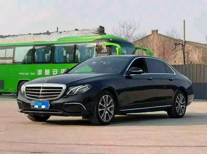 奔驰E 正面外观三