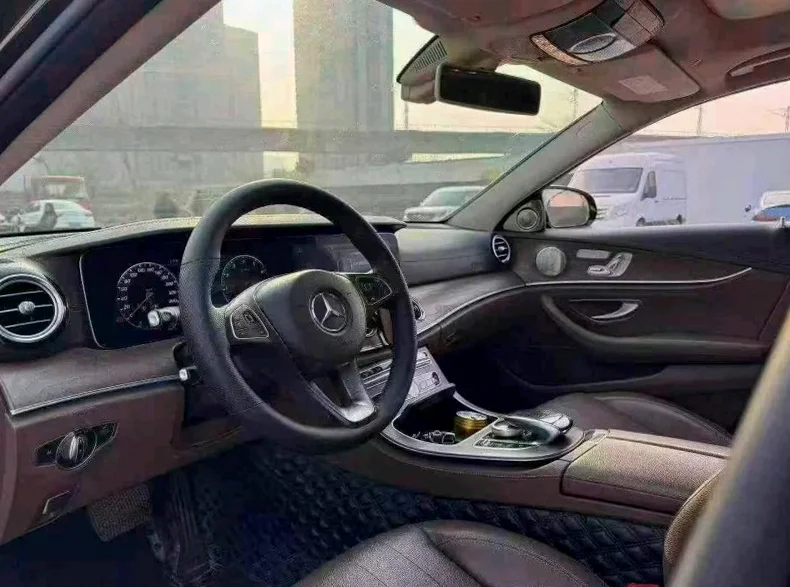 奔驰E 后面外观一