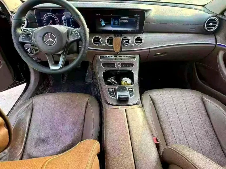 奔驰E 内饰后排