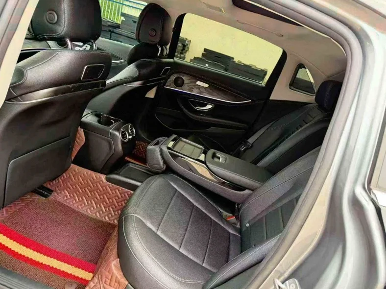 奔驰E 后面外观二