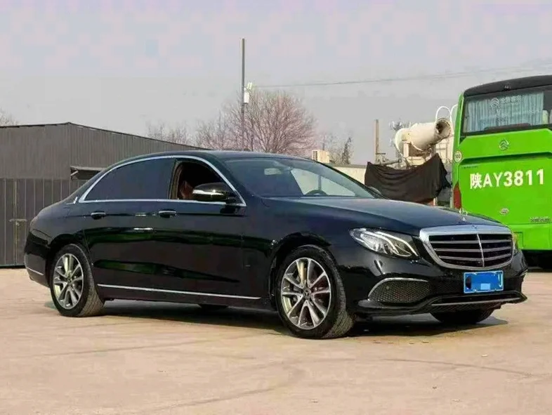 奔驰E 正面外观二