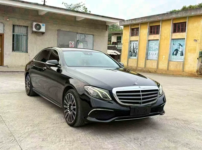 奔驰E 正面外观二