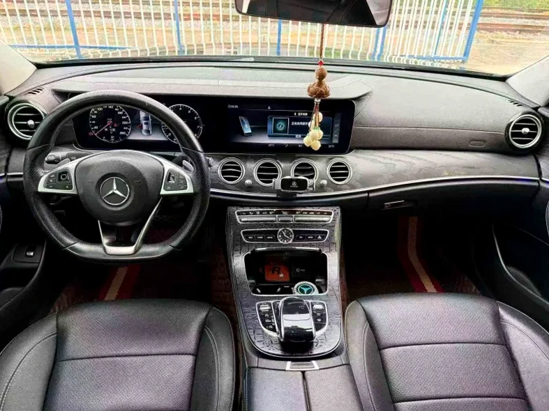 奔驰E 后面外观三