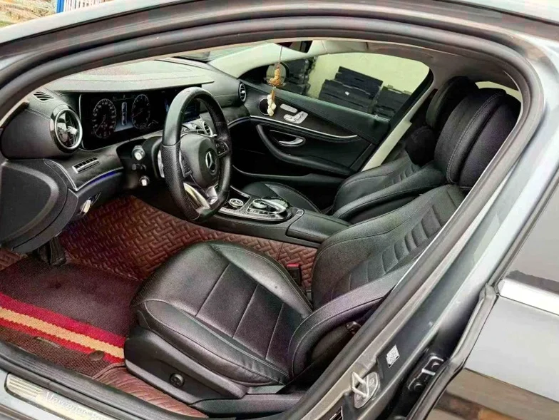 奔驰E 后面外观一