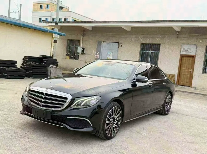 奔驰E 正面外观三