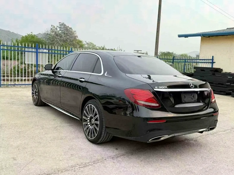 奔驰E 内饰前排