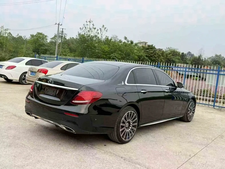 奔驰E 内饰后排